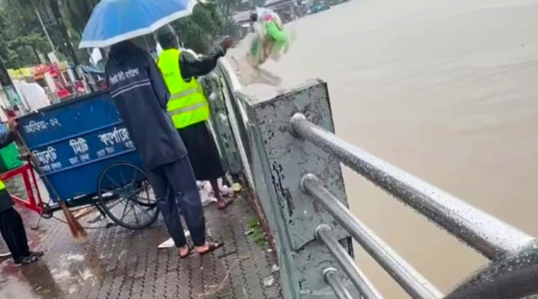 সুরমা নদীতে আবর্জনা ফেলায় সিসিকের ৩ কর্মী বরখাস্ত
