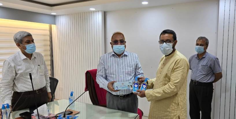সিকৃবিতে করোনা ভাইরাস প্রতিরোধে স্বাস্থ্য সুরক্ষা সামগ্রী বিতরণ