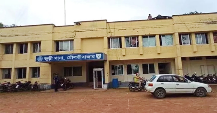 ঘুম থেকে উঠে শিশু দেখে মেঝেতে মা আর রাস্তায় পড়ে আছে বাবার মরদেহ
