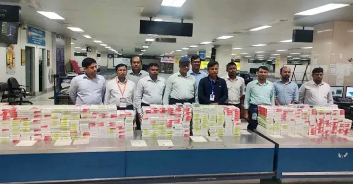 চট্রগ্রাম বিমানবন্দরে ৬০ লাখ টাকার সিগারেট ও মোবাইল সেট উদ্ধার