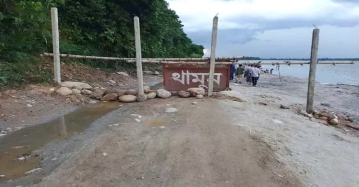জাফলংয়ে অবৈধভাবে বালু ও পাথর লুট ঠেকাতে ব্যারিকেড