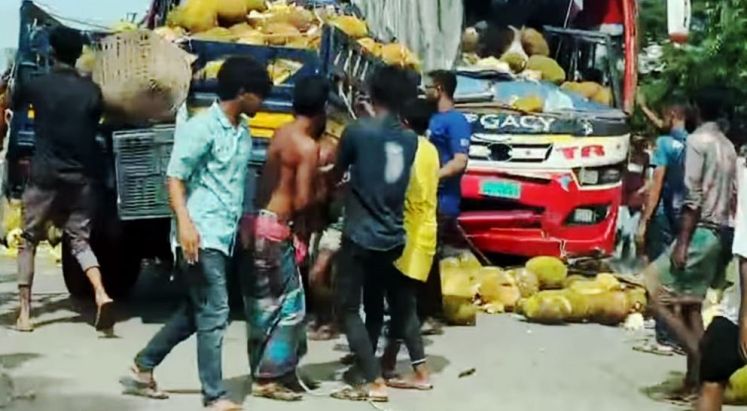 মাধবপুরে পিকআপ ভ্যান-বাসের মধ্যে সংঘর্ষ, নিহত ১