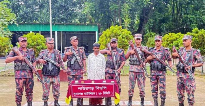 সুনামগঞ্জে সীমান্তে ২০ হাজার ভারতীয় রুপিসহ যুবক আটক