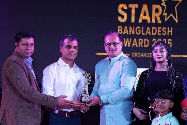 গ্রাফিক্স ডিজাইনে ডিজিটাল ব্রান্ডিং লিডার অব দ্যা ইয়ার এওয়ার্ড পেলেন দেবাশীষ দাস