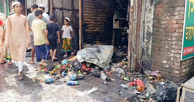 নারায়ণগঞ্জে হকার্স মার্কেটে আগুন, ৩০ দোকান পুড়ে ছাই
