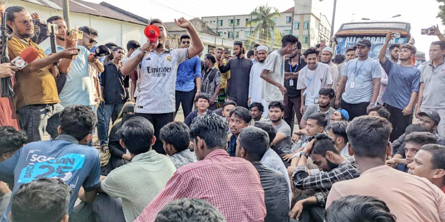 সিলেটে সড়ক অবরোধ করেছে বিক্ষুব্ধ শিক্ষার্থীরা
