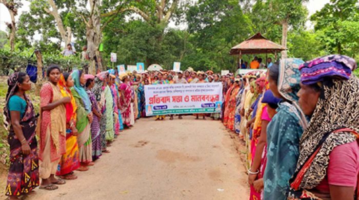 বাগান ষড়যন্ত্রকারীদের বিরুদ্ধে চা শ্রমিকদের বিক্ষোভ