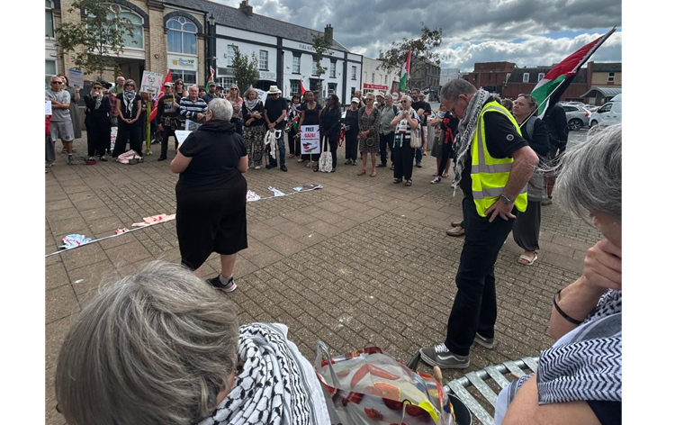 ফি  লি  স্তিনের সমর্থনে ও যুদ্ধ বন্ধের দাবিতে মার্চফর গা জা শিরোনামে বার্নেষ্টেবলে বিক্ষোভ মিছিল ও জনসভা