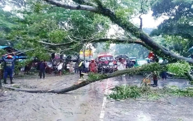 সিলেট-তামাবিল সড়কে আড়াই ঘন্টা পর যান চলাচল স্বাভাবিক