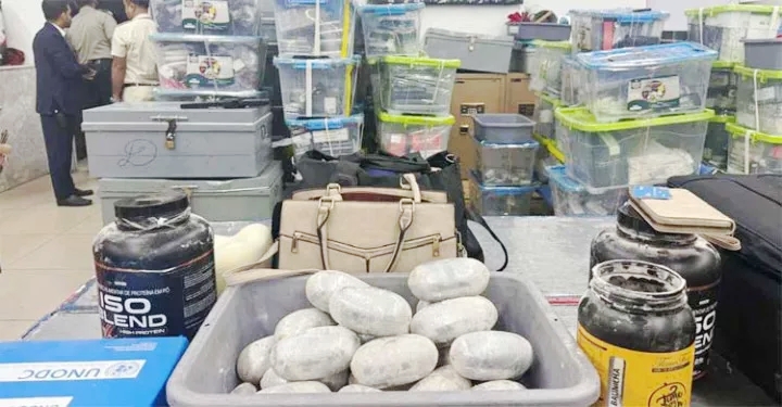 ঢাকা বিমানবন্দরে ১৩০ কোটি টাকার মাদকসহ নারী যাত্রী আটক