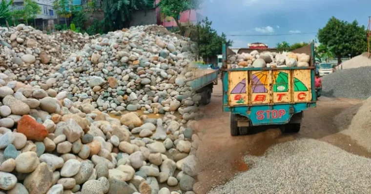 সাদাপাথরে একদিনে ফেরত গেল ১৫৫ ট্রাক পাথর