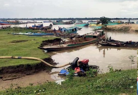 তাহিরপুরে সীমান্ত ছড়া নদীতে ফের খনিজ বালি চুরির অভিযোগ