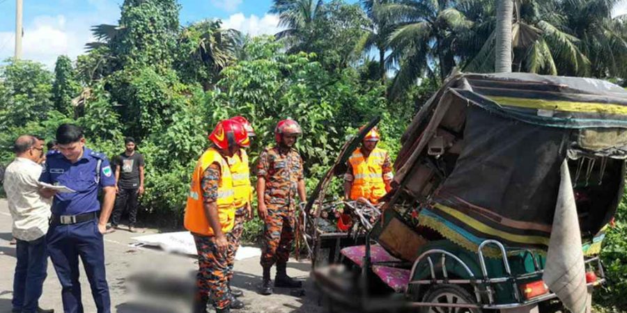 খুলনায় ইজিবাইকে ট্রাকের ধাক্কা, নিহত ৩