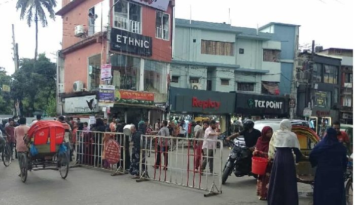 বারুতখানায় পানি সংকট, প্রতিবাদে সড়ক অবরোধ করে বিক্ষোভ