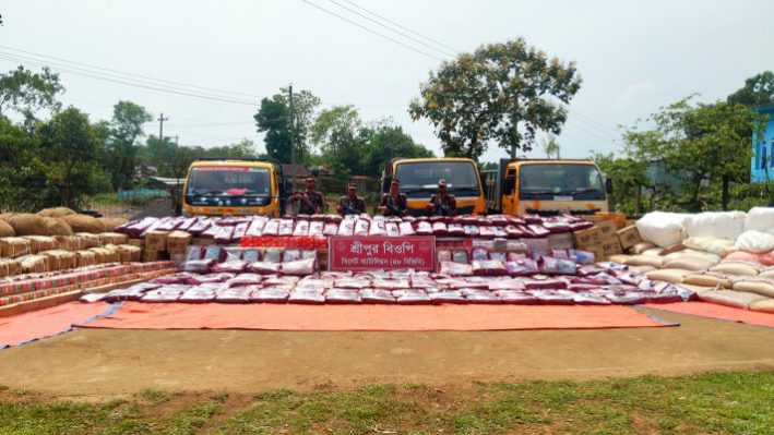 ছাতকে ট্রাকভর্তি ভারতীয় চোরাই পন্য আটক
