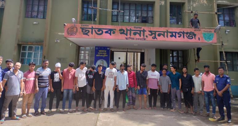 ছাত‌কে তুচ্ছ ঘটনা‌কে কেন্দ্র ক‌রে হামলা ভাংচুর লুটপাট, গ্রেপ্তার ১৫