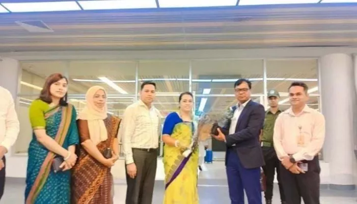 সিলেটের নতুন ডিসি সারওয়ার আলমকে ওসমানী বিমানবন্দরে অভ্যর্থনা