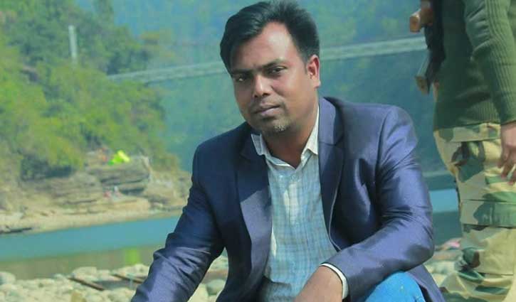 চাঁদাবাজি নিয়ে লাইভের পর সাংবাদিককে প্রকাশ্যে কুপিয়ে হত্যা