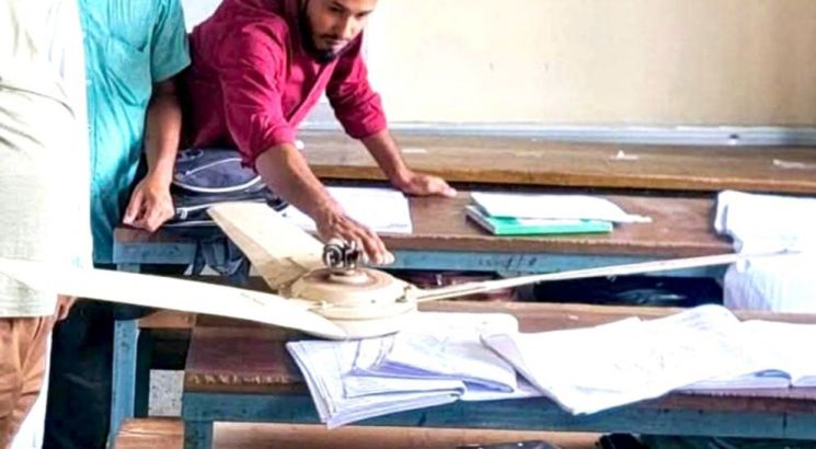 কুলাউড়ায় ক্লাস চলাকালে খুলে পড়লো সিলিং ফ্যান, আহত ১