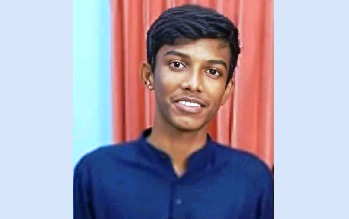 বিদ্যুতের খুঁটির সাথে মোটরসাইকেলের ধাক্কা, স্কুল ছাত্র নিহত
