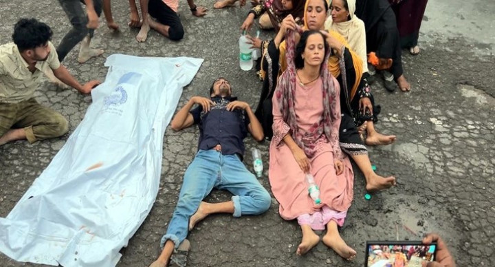 ওসমানীনগরে ছেলের লাশ নিয়ে মহাসড়ক অবরোধ করলেন মা