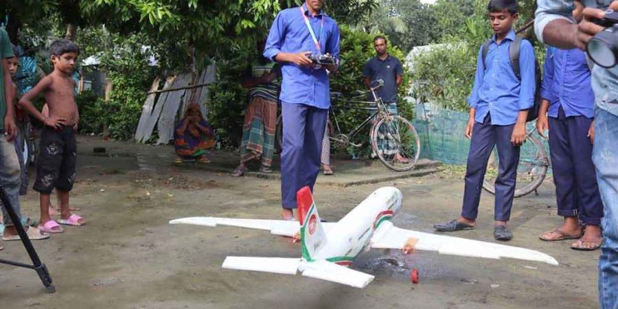 নিজের তৈরি বিমান আকাশে উড়ালেন স্কুলছাত্র রাহুল