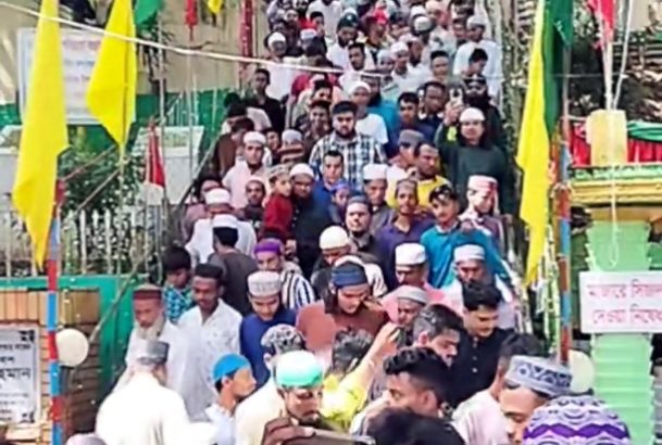 আখেরি মোনাজাত-শিরণী বিতরণের মধ্য দিয়ে শাহপরাণ (রহ.)’র উরুস সম্পন্ন
