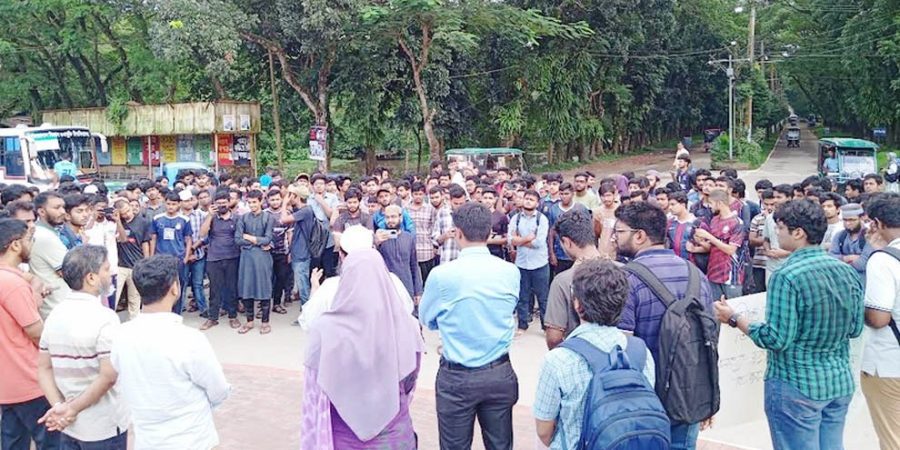ঢাকায় শিক্ষার্থীদের উপর পুলিশি হামলা, শাবিতে বিক্ষোভ