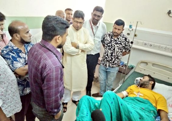 অসুস্থ যুবদল নেতা আলীর পাশে বদরুজ্জামান সেলিম
