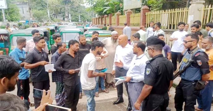 সিলেটে অভিযানে ১২ অটোরিকশা চালককে জরিমানা