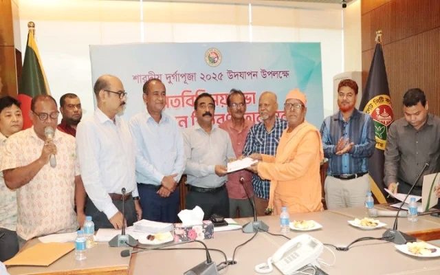 সিলেটে দুর্গাপূজা উপলক্ষে ৮০ পূজামণ্ডপে সিসিকের অনুদান প্রদান