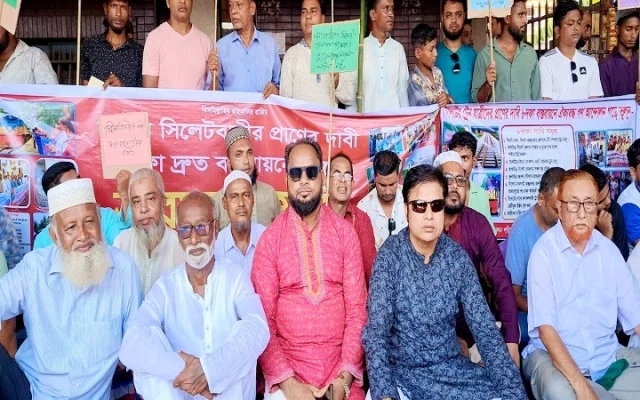 সিলেট রুটে নতুন ট্রেন চালু ও রেললাইন সংস্কারের দাবীতে কুলাউড়ায় অবস্থান ধর্মঘট