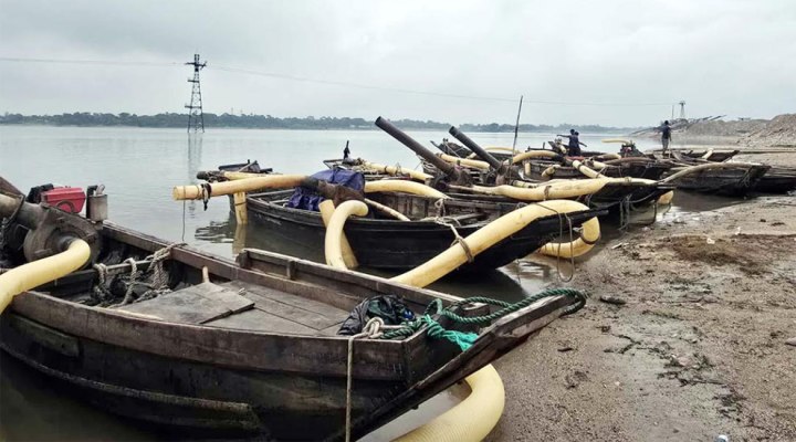 সিলেটে অবৈধ বালু উত্তোলন, ৮টি লিস্টার মেশিন ও ১১টি নৌকা ধ্বংস