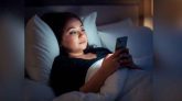 রাতে ঘুমানোর আগে মোবাইল স্ক্রল, শরীরে যে ক্ষতি হতে পারে