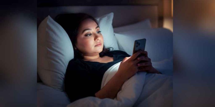 রাতে ঘুমানোর আগে মোবাইল স্ক্রল, শরীরে যে ক্ষতি হতে পারে