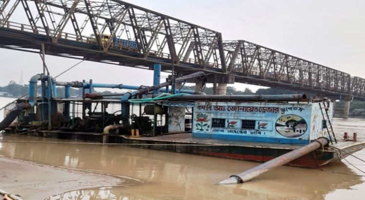 অবৈধভাবে বালু উত্তোলনে ‘শেরপুর সেতু’ ধসে পড়ার আশঙ্কা