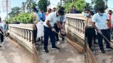 সিলেটে রাস্তা পরিষ্কারে ঝাড়ু হাতে ডিসি সারওয়ার আলম