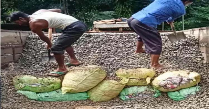 সিলেটে পাথর বোঝাই ট্রাকে মিলল ২৪ বস্তা ভারতীয় পণ্য