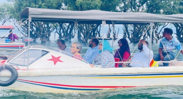 টাঙ্গুয়ার হাওর পরিদর্শন করলেন মৎস্য উপদেষ্টা, অবৈধ জাল ব্যবহার করায় ৫ জেলের কারাদণ্ড