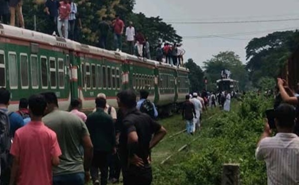 চলন্ত অবস্থায় বিচ্ছিন্ন কালনী এক্সপ্রেসের তিন বগি