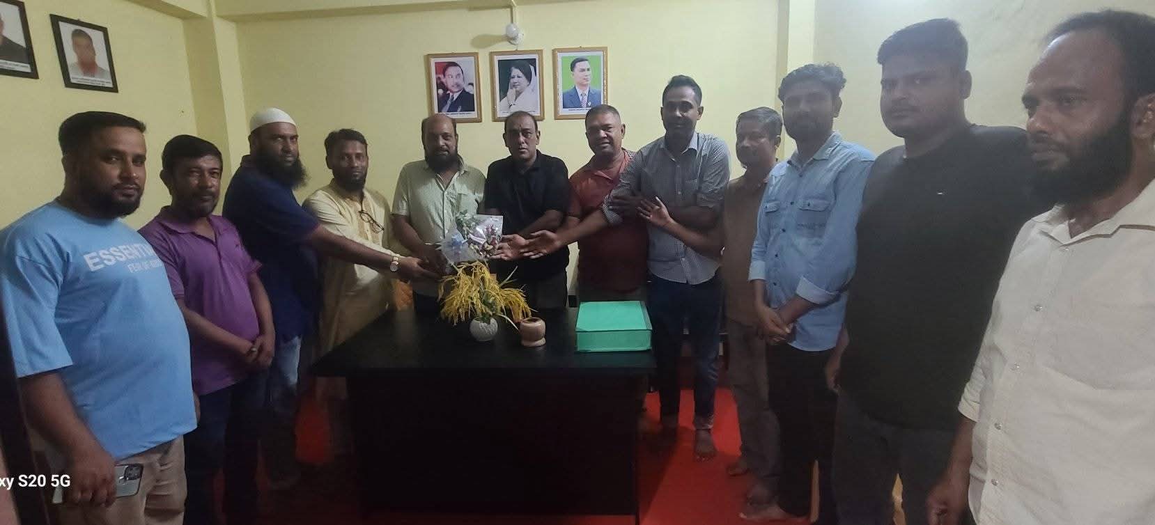 তাঁতীদল সিলেট জেলা শাখার সিনিয়র যুগ্ম আহবায়ক আব্দুল মালেককে ফুলেল শুভেচ্ছা