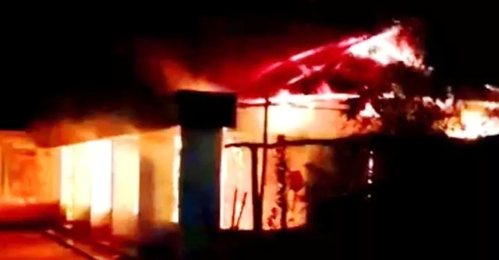 ফেঞ্চুগঞ্জে গভীর রাতে অগ্নিকাণ্ডে ৩টি বসতঘর পুড়ে ছাই