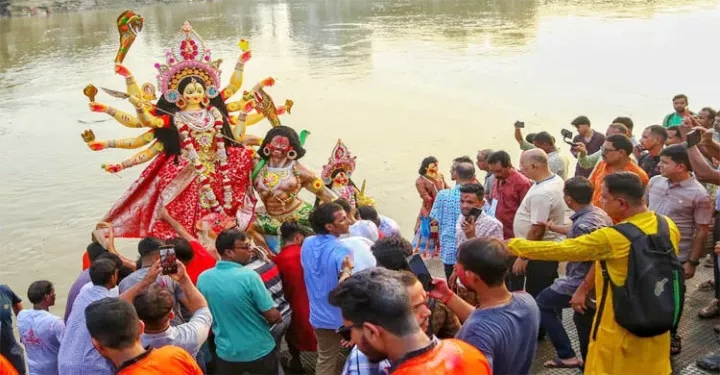 সিলেটে সুরমার তীরে প্রতীমা বিসর্জনে শেষ হল শারদীয় দুর্গাপূজা