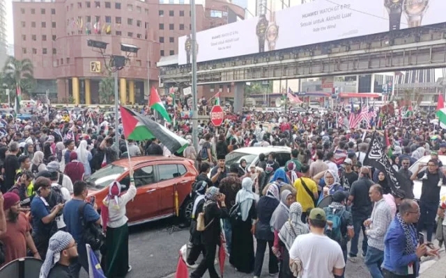 কুয়ালালামপুরে টানা বৃষ্টির মধ্যেও ইসরায়েলবিরোধী সমাবেশে