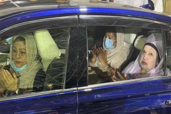 জিয়াউর রহমানের সমাধিতে দোয়া করলেন খালেদা জিয়া