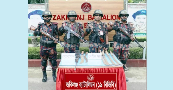 জৈন্তাপুরে দেশীয় অস্ত্রসহ ১৬ লাখ টাকার চোরাচালানি পণ্য জব্দ