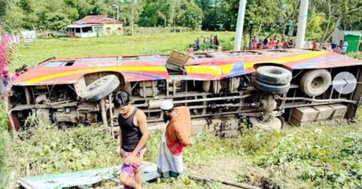 ঢাকা-সিলেট মহাসড়কে যাত্রীবাহী বাস খাদে পড়ে আহত ৩০