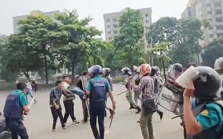 ঢাকায় ‘জুলাই যোদ্ধাদের’ সঙ্গে পুলিশের সংঘর্ষ
