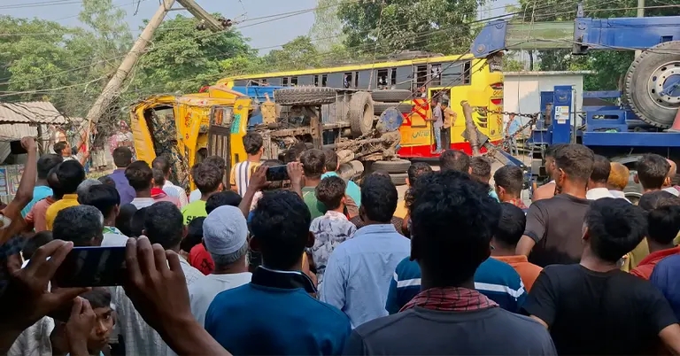 পাবনায় ট্রাকচাপায় দুই স্কুল শিক্ষার্থীসহ নিহত ৩