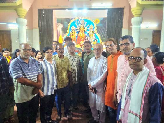 শারদীয় দুর্গোৎসবে পূজামণ্ডপ পরিদর্শনে সিলেট জেলা প্রেসক্লাব নেতারা